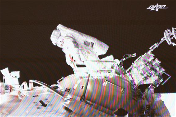 นักบินอวกาศยานเสินโจว-13 เสร็จสิ้นการปฏิบัติภารกิจนอกยาน