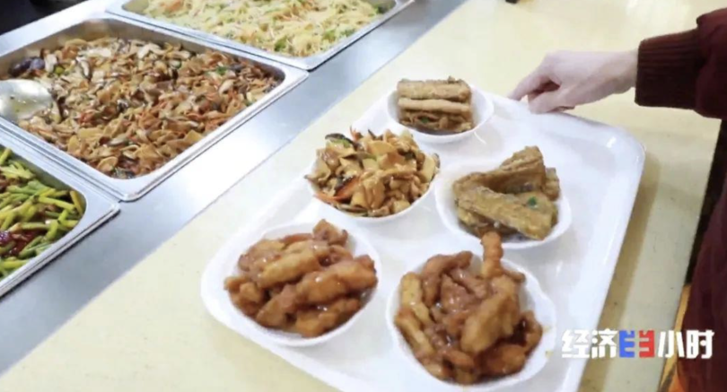 เซี่ยงไฮ้เปิด "โรงอาหารสำหรับผู้สูงอายุ" เริ่มต้นเพียงจานละ 3 หยวน