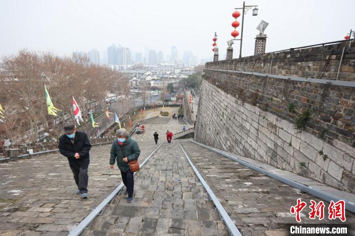 ชาวเมืองหนานจิงปีนกำแพงเมืองเพื่อ“เหยียบความปลอดภัย”และ“เดินไล่โรคภัยไข้เจ็บออกไป”