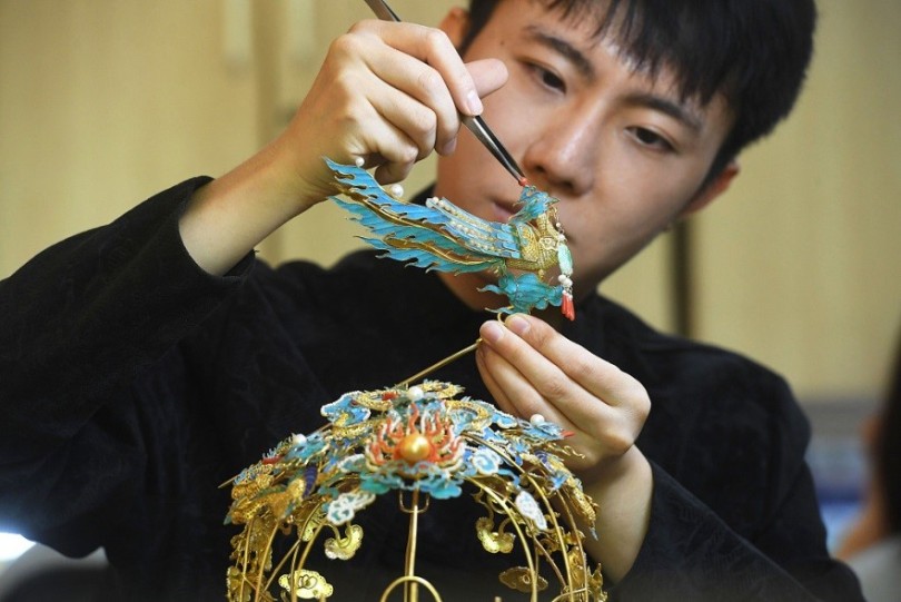 หนุ่มจีนทำเครื่องทองสลักลายจำหน่ายยังต่างชาติ