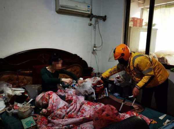 พนักงานส่งอาหารด่วนกว่า 100 คน เวียนกันมาดูแลหญิงป่วยอัมพาต