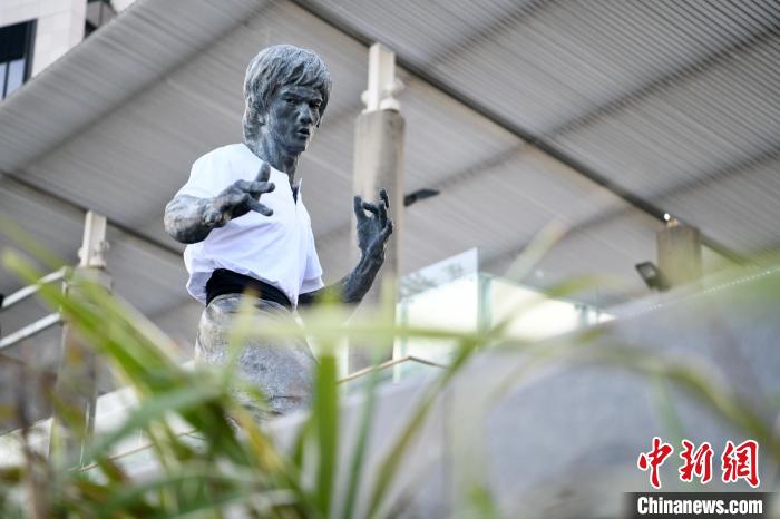 รูปปั้น Bruce Lee บนอะเวนิวออฟสตาร์สฮ่องกงเปลี่ยนเสื้อ