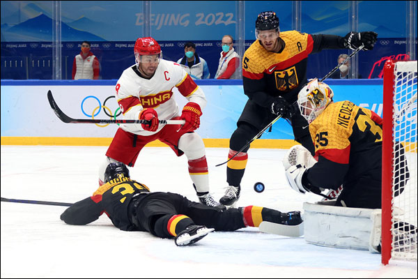 ทีมฮ็อกกี้น้ำแข็งชายจีนทำประตูแรกในโอลิมปิกฤดูหนาวก่อนแพ้เยอรมนี 2 ต่อ 3