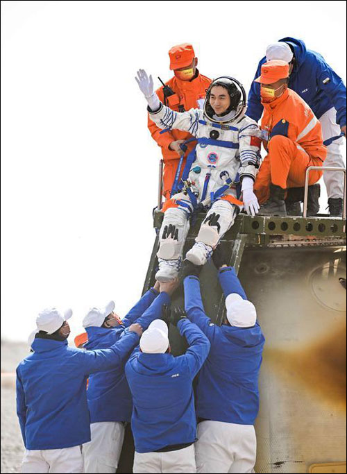นักบินอวกาศจีนจาก“เสินโจว-13”กลับสู่โลกเป็นผลสำเร็จ