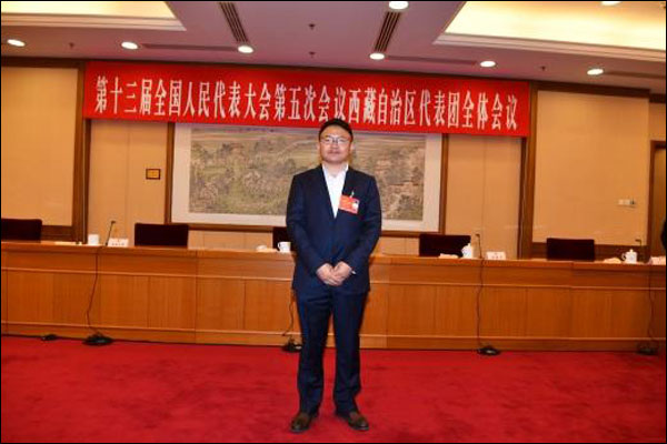 เขานำ "ความคิดทอง" และ "ใบทอง" เข้าร่วมการประชุมสภาผู้แทนประชาชนแห่งชาติจีน