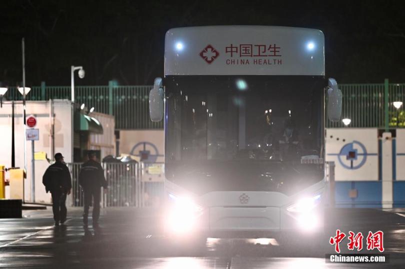 จีนส่งทีมผู้เชี่ยวชาญและรถตรวจกรดนิวคลีอิกเคลื่อนที่เดินทางถึงฮ่องกง