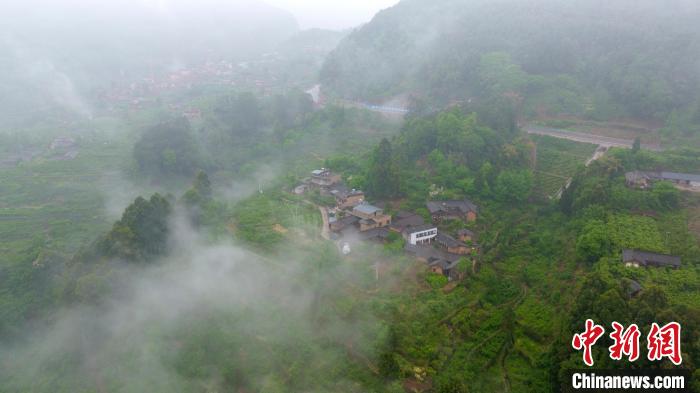 ภาพถ่าย“หมู่บ้านโบราณแห่งความสุข”ในเขตภูเขาหลังฝนตก