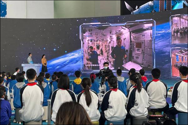 นักบินอวกาศจีนสอนสดจากนอกโลกครั้งที่ 2 ประสบความสำเร็จ