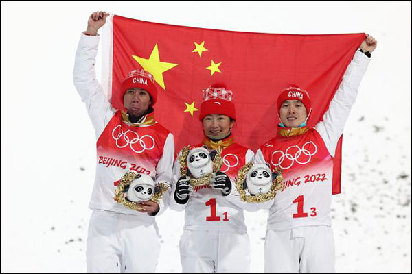 ทีมชาติจีนคว้าเหรียญเงินสกีฟรีสไตล์ประเภททีมผสมจากโอลิมปิกฤดูหนาวปักกิ่ง