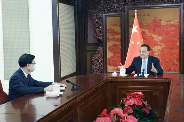 นายกรัฐมนตรีหลี่ เค่อเฉียงของจีน พบกับผู้ว่าการเขตบริหารพิเศษฮ่องกงคนใหม่