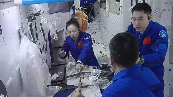 นักบินอวกาศจีน 3 คนร่วมรับประทานอาหาร