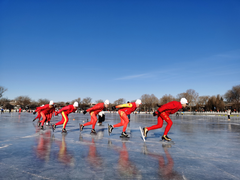เพลิดเพลินกับการเล่นสเก็ตน้ำแข็งในลานสเก็ตน้ำแข็งสือ ช่าไห่