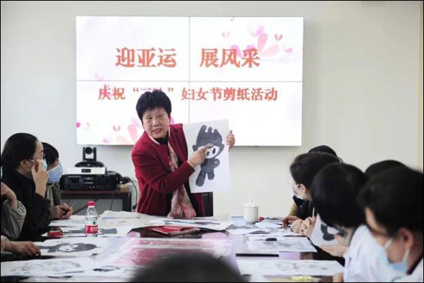 ศิลปินอำเภอถงหลู เมืองหางโจว ตัดกระดาษต้อนรับเอเชียนเกมส์