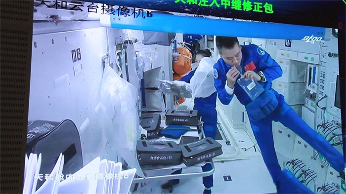 นักบินอวกาศจีน 3 คนร่วมรับประทานอาหาร
