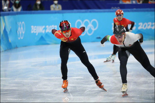 นักกีฬาจีนคว้าเหรียญทองในการแข่งขันสเก็ตความเร็วชาย 1,000 ม.