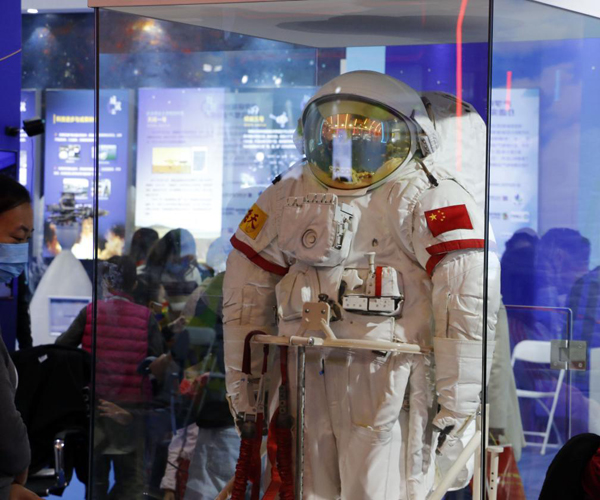 บันทึกการใช้ชีวิตในอวกาศ : นักบินอวกาศจีนชุด‘เสินโจว-13’เริ่มเก็บกระเป๋ากลับโลก