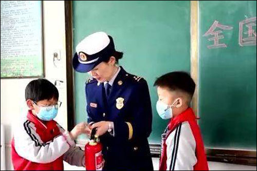 เจ้าหน้าที่ดับเพลิงของจีนประชาสัมพันธ์ความรู้ที่เกี่ยวข้องให้กับเด็กๆ ทั่วประเทศ