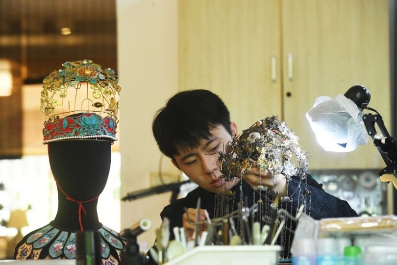 หนุ่มจีนทำเครื่องทองสลักลายจำหน่ายยังต่างชาติ