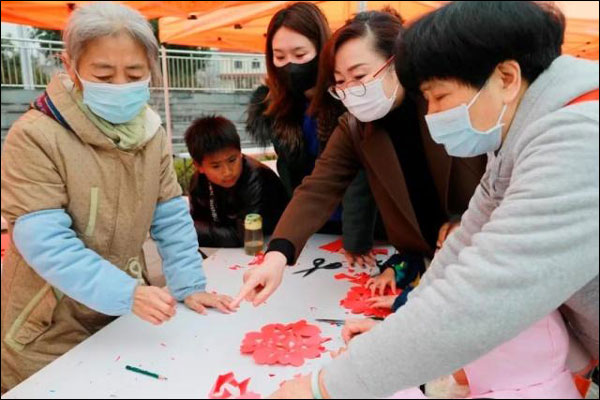 ศิลปินอำเภอถงหลู เมืองหางโจว ตัดกระดาษต้อนรับเอเชียนเกมส์