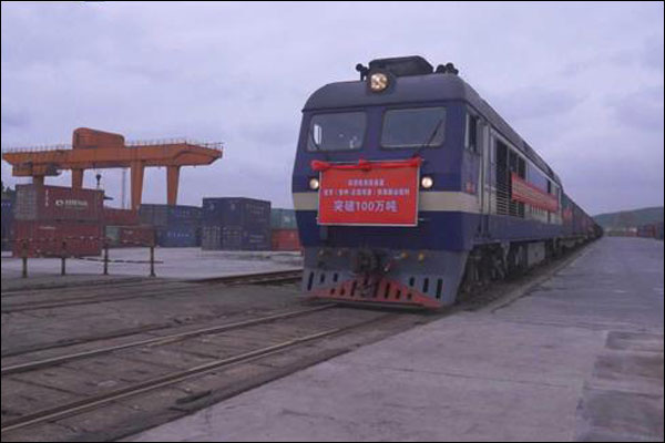 จำนวนการขนส่งตู้คอนเทนเนอร์ทางรถไฟทางบก-ทะเลภาคตะวันตกสายใหม่ของจีนมีปริมาณเกิน 170,000 TEU ในไตรมาสแรก