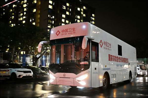 รถตรวจกรดนิวคลีอิกเคลื่อนที่จากจีนแผ่นดินใหญ่ชุดแรกถึงฮ่องกงแล้ว