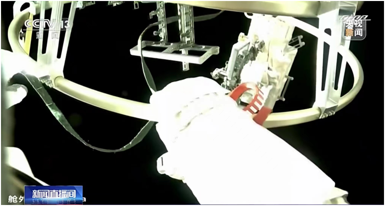 นักบินอวกาศจีนติดตั้งไม้เซลฟี่ยักษ์บนสถานีอวกาศ